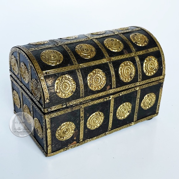 Trinket Box Wooden Pirate Chest Hinged Top Jewelry Box Gold Brown Vintage - Picture 2 of 10